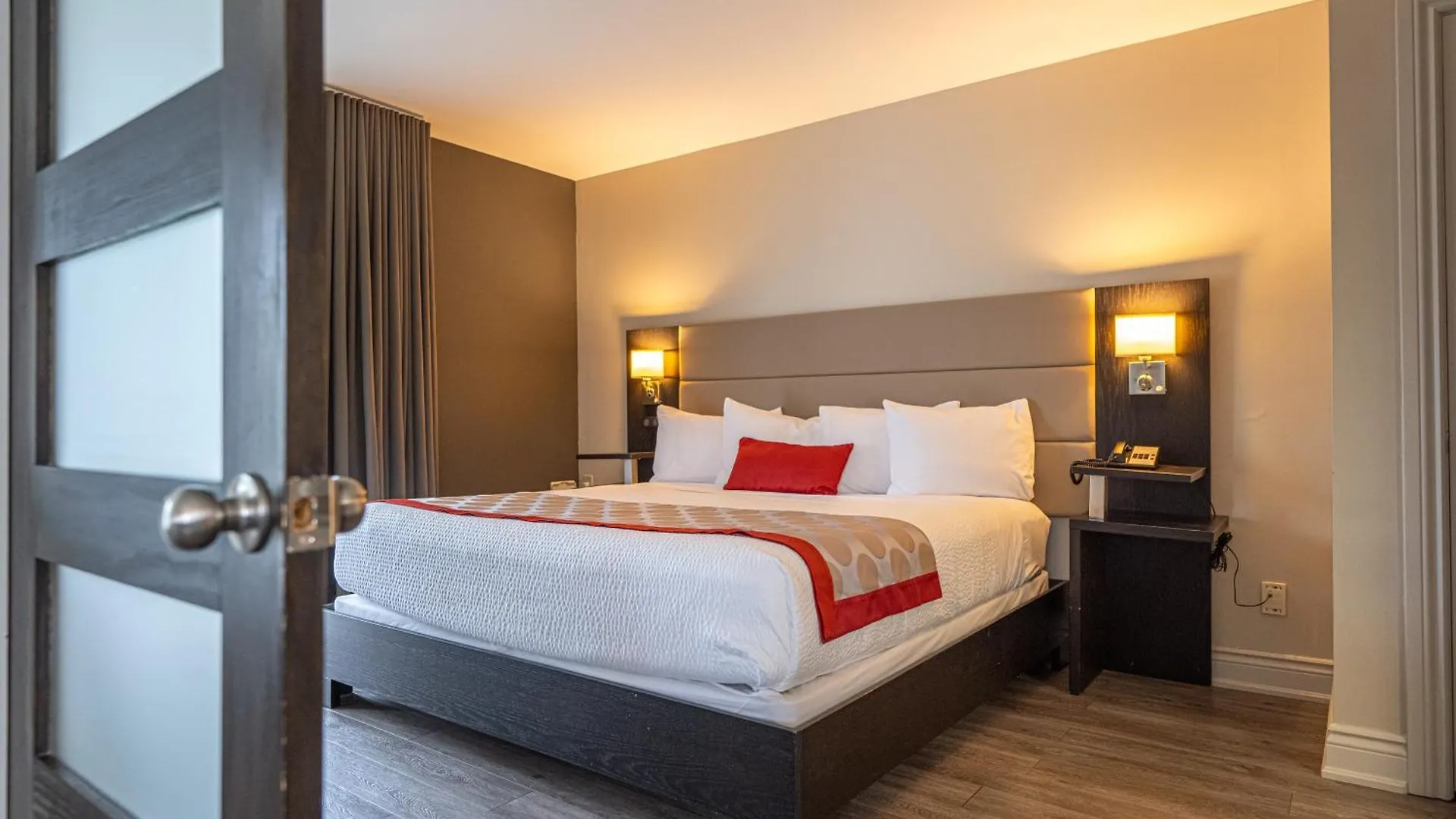Hotel Ramada By Wyndham Ottawa On The Rideau 3*,  Canada
