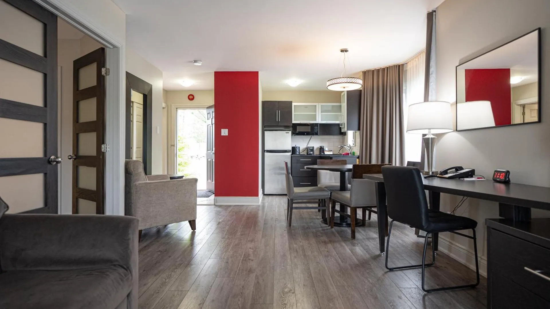 Hotel Ramada By Wyndham Ottawa On The Rideau 3*,