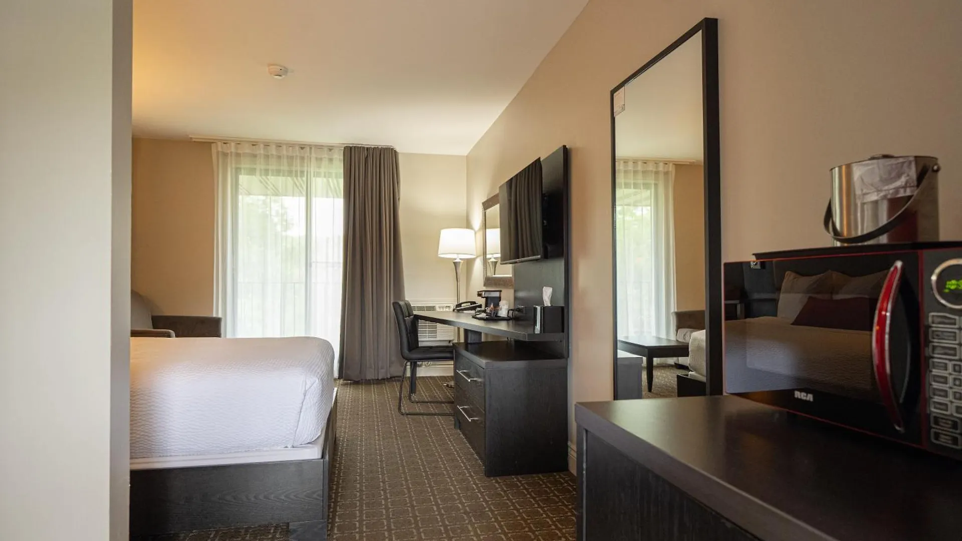 Hotel Ramada By Wyndham Ottawa On The Rideau