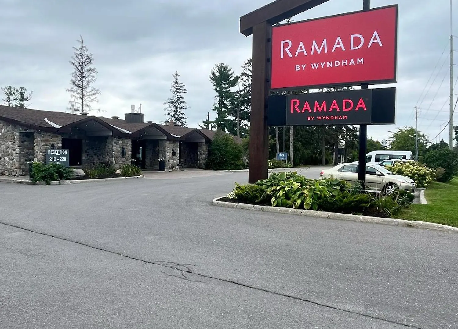 Hotel Ramada By Wyndham Ottawa On The Rideau Canada